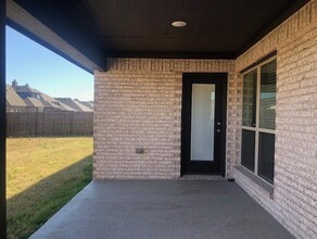 2745 Livia Irene St in Burleson, TX - Foto de edificio - Building Photo