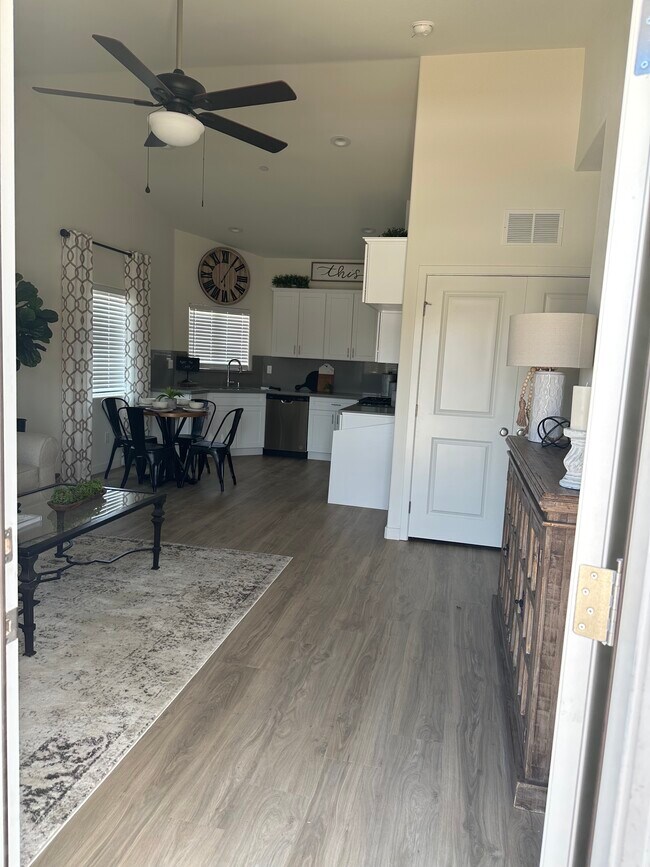 8507 Frankie Lou St, Unit A in Bakersfield, CA - Building Photo - Building Photo