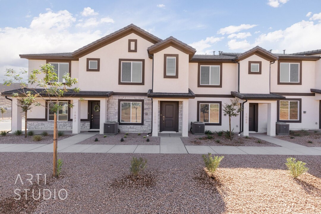 1686 Devils Gdn Ln in Washington, UT - Building Photo