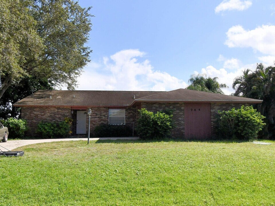 744 SE Fallon Dr in Port St. Lucie, FL - Building Photo