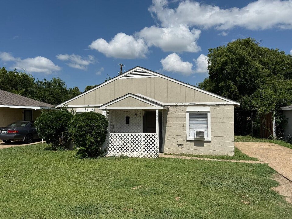 824 Ford St in Garland, TX - Building Photo