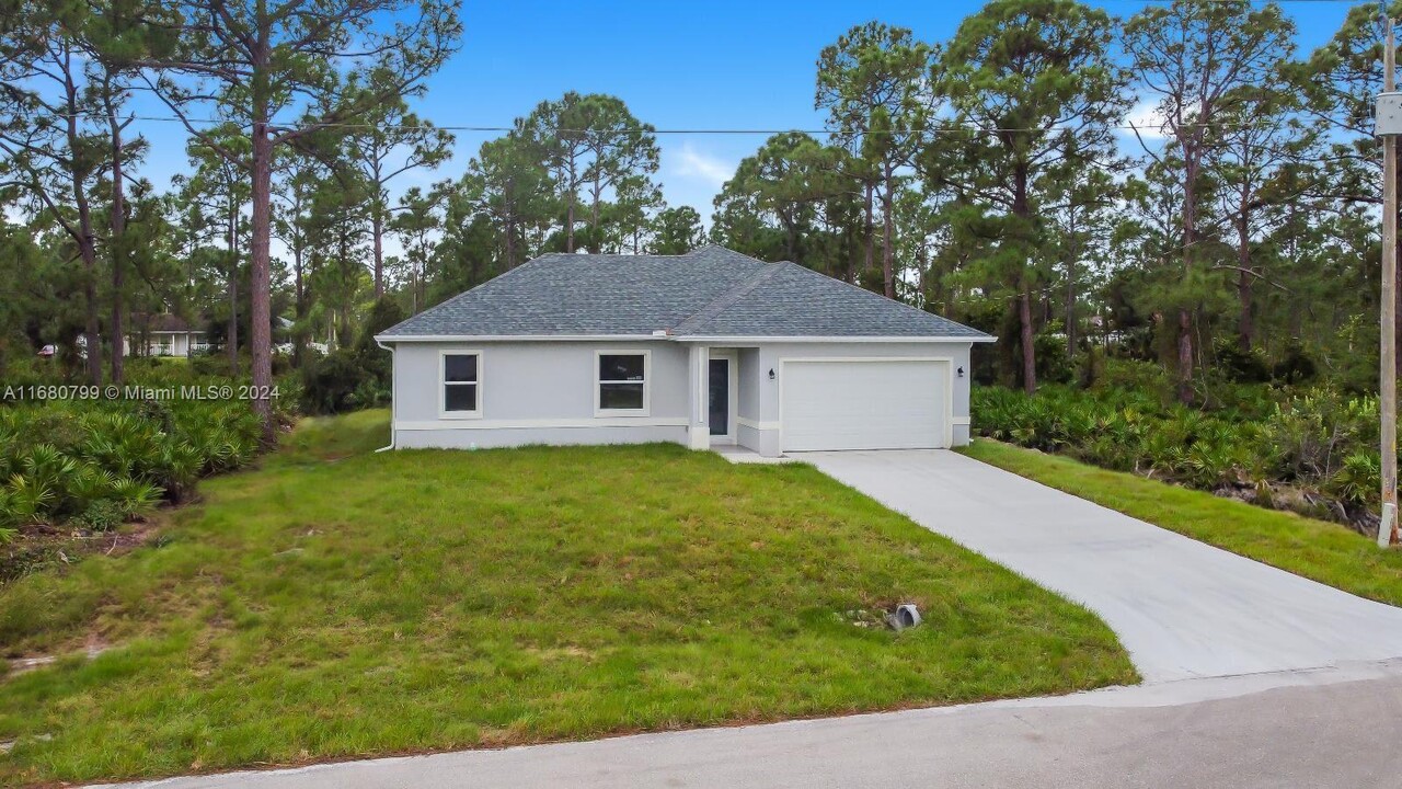 922 Beverly St E in Lehigh Acres, FL - Building Photo