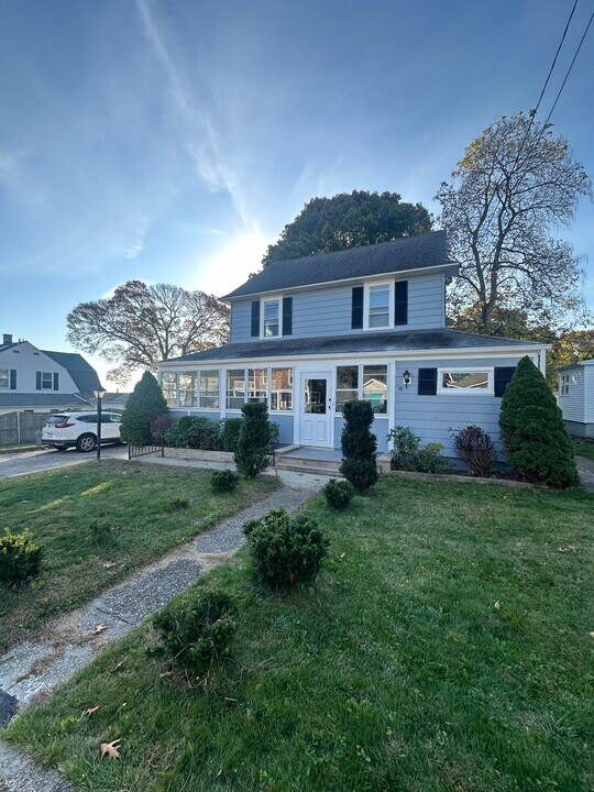 58 Surf Ave in Warwick, RI - Building Photo