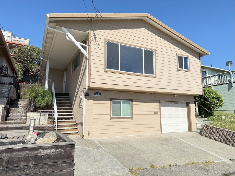 16684 Winding Blvd in San Leandro, CA - Building Photo