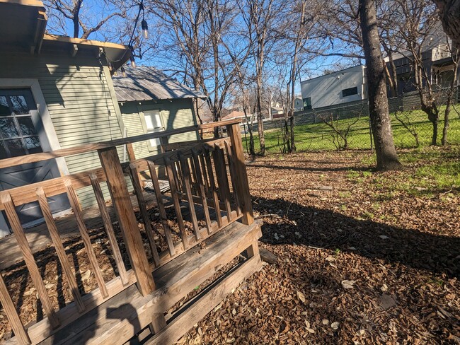 1803 Holly St in Austin, TX - Foto de edificio - Building Photo