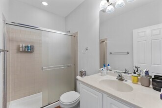 720 W Evergreen Ave, Unit TNWH in Chicago, IL - Building Photo - Building Photo