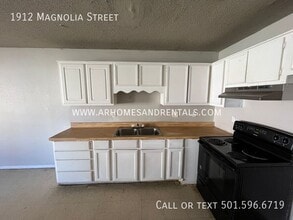 1912 N Magnolia St in North Little Rock, AR - Building Photo - Building Photo