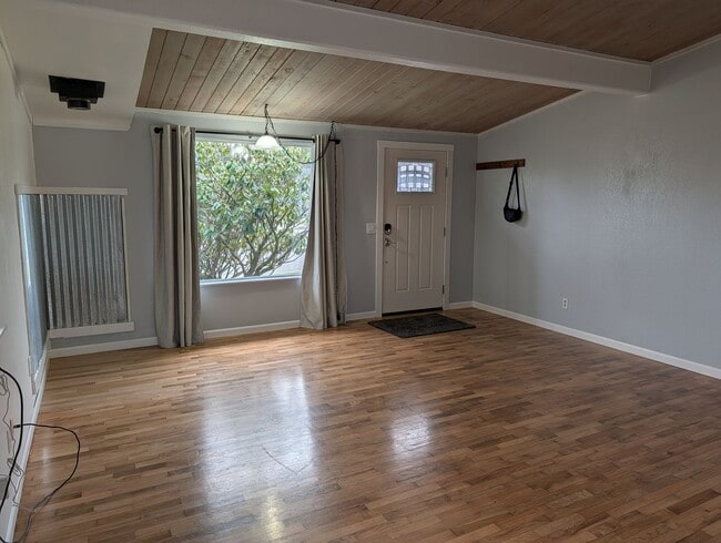 825 N Laventure Rd in Mount Vernon, WA - Building Photo - Building Photo