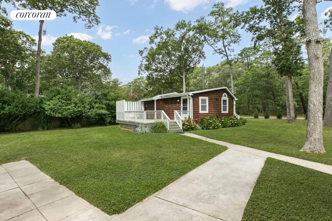 61 Squires Ave in East Quogue, NY - Building Photo - Building Photo