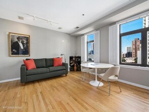 33 W Huron St in Chicago, IL - Building Photo - Building Photo