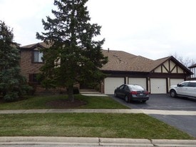 871 Cross Creek Ct, Unit A3 in Roselle, IL - Building Photo