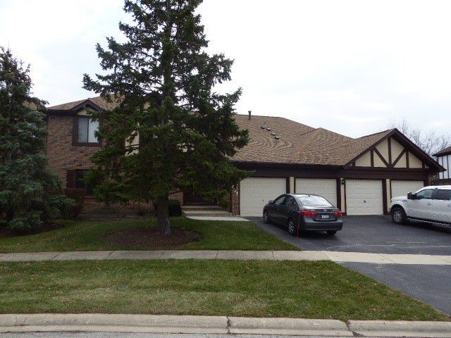 871 Cross Creek Ct, Unit A3 in Roselle, IL - Building Photo