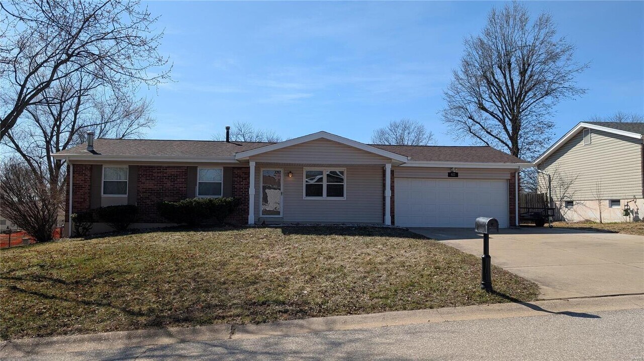 611 St Jovite St in St. Charles, MO - Building Photo