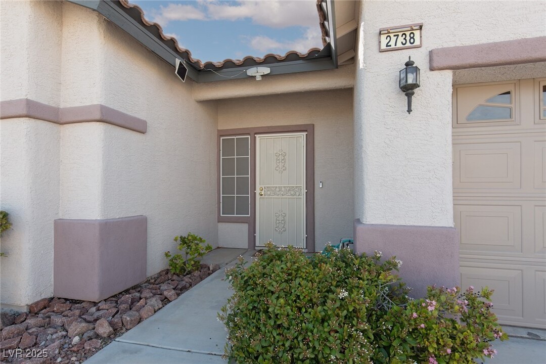 2738 Grande Valley Dr in Las Vegas, NV - Foto de edificio