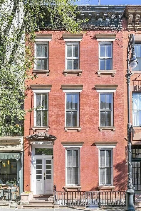 257 W 4th St in New York, NY - Building Photo