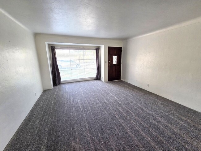 195 E Mountain View Ave in Porterville, CA - Building Photo - Building Photo