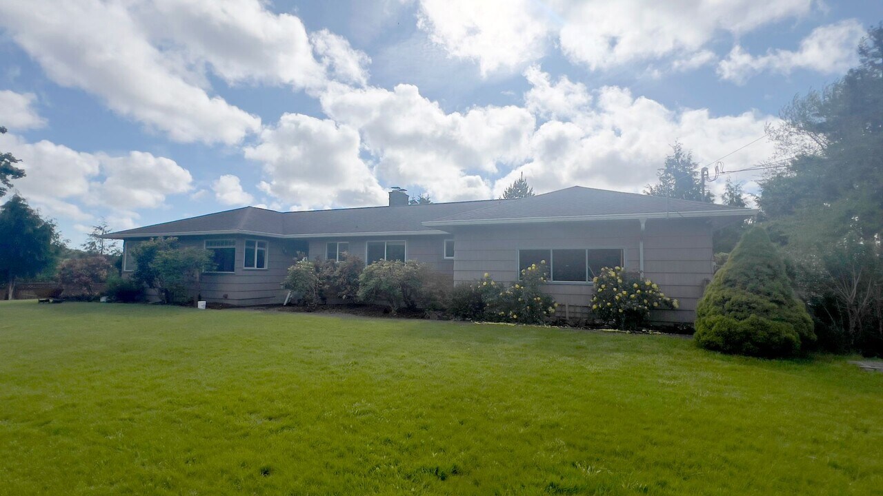 35144 Reith Larson Ln in Astoria, OR - Building Photo