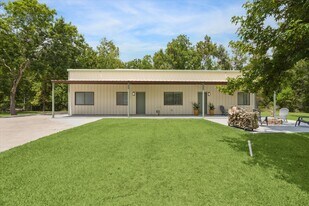 1425 Oak Hollow Dr in Dickinson, TX - Building Photo