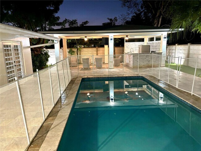 18632 SW 93rd Ct in Cutler Bay, FL - Foto de edificio - Building Photo