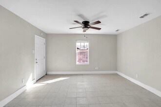 1303 Philadelphia St in Laredo, TX - Foto de edificio - Building Photo