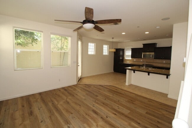 1529 N Rendezvous Way in Clovis, CA - Building Photo - Building Photo