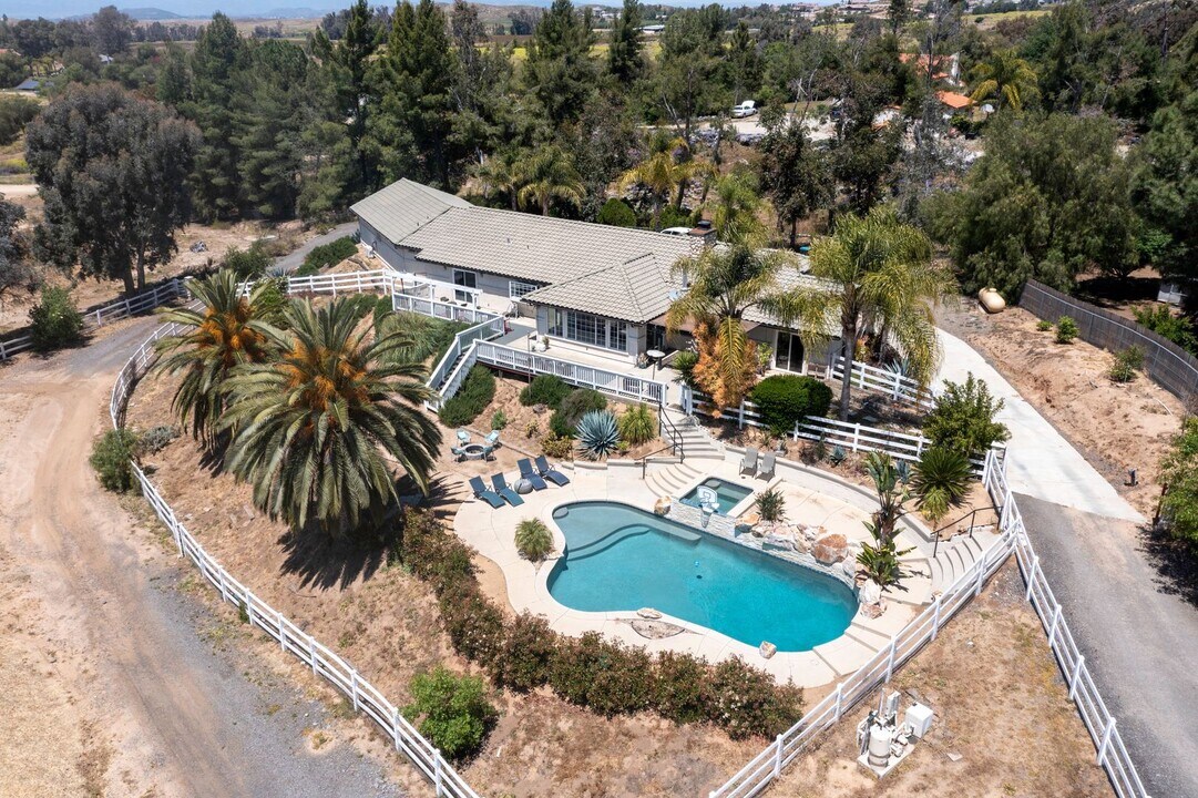 36900 Vía Broza in Temecula, CA - Building Photo