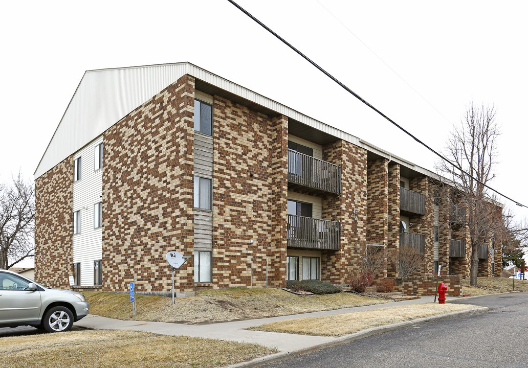 River Road Apartments in Monticello, MN - Building Photo