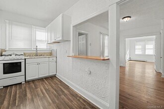 7 S Atlantic St in Bay Shore, NY - Building Photo - Building Photo