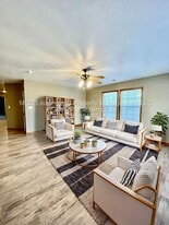 706 Meadow Ct in Peculiar, MO - Building Photo