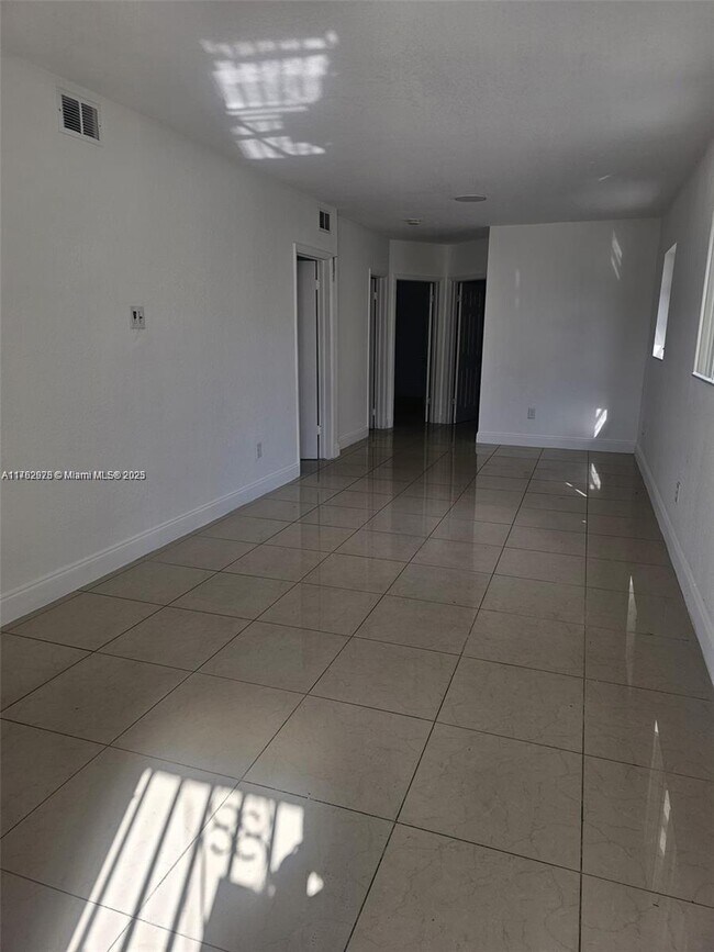 1687 SW 10th St in Miami, FL - Building Photo - Building Photo
