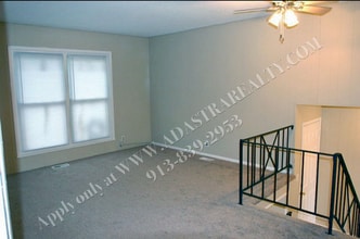 18916 E Arrowhead Dr in Independence, MO - Building Photo - Building Photo