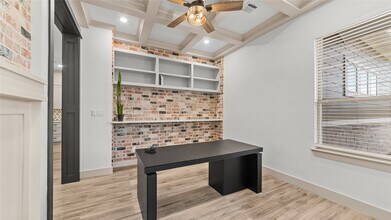 517 Moore St in Tomball, TX - Building Photo - Building Photo