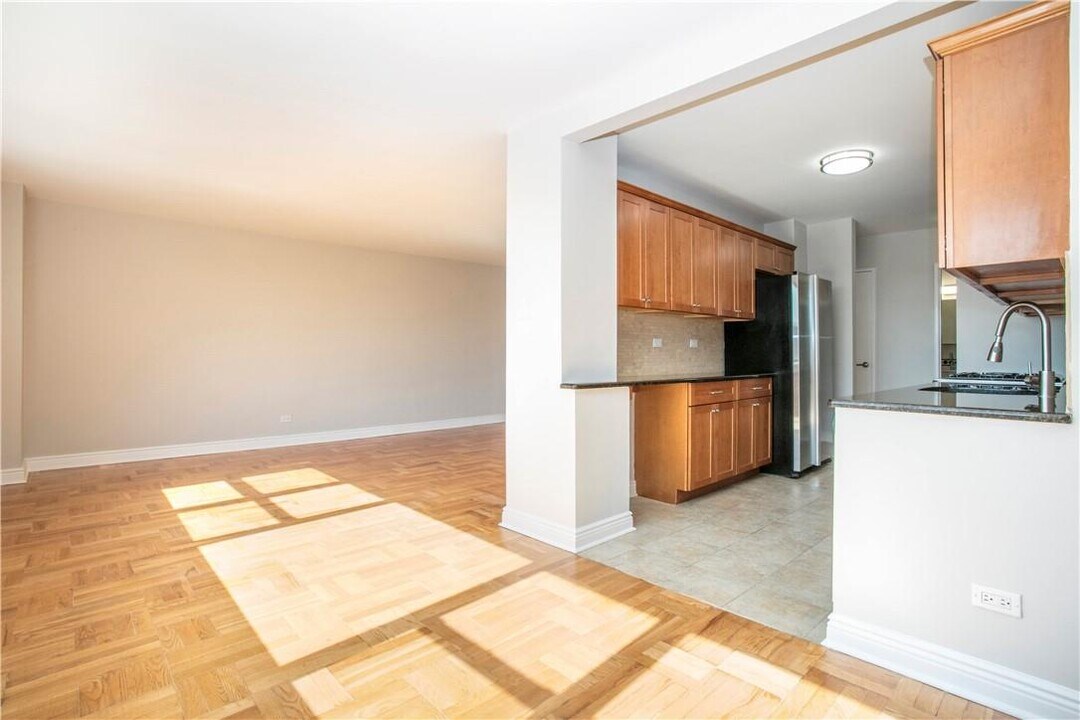 2 Washington Square-Unit -5J in Larchmont, NY - Building Photo