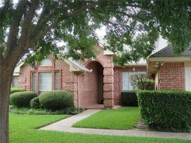 2609 Classic Ct E