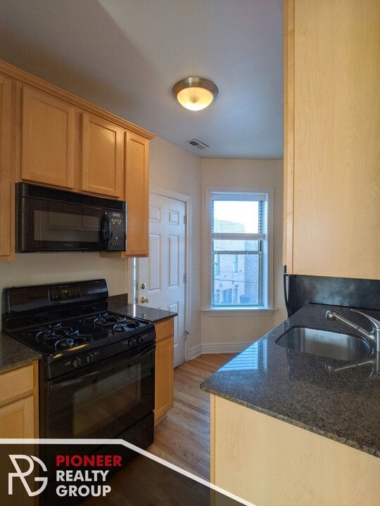 1208 W Waveland Ave, Unit 2 in Chicago, IL - Building Photo