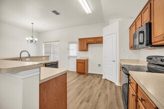 2005 Ridgeview Ct in Sanger, TX - Foto de edificio - Building Photo