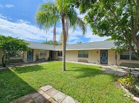 221 Northwest Jefferson Cir N in St. Petersburg, FL - Building Photo