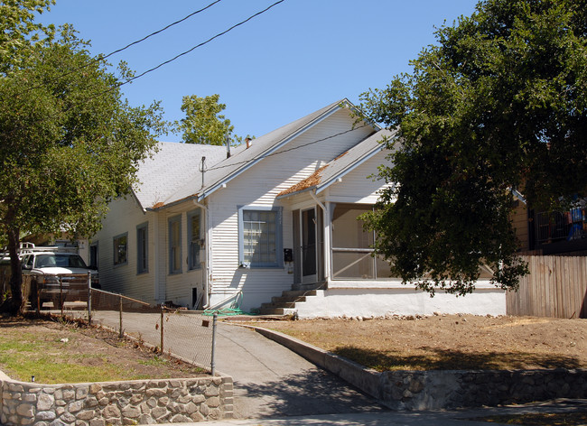 2327 Florencita Ave in Montrose, CA - Foto de edificio - Building Photo