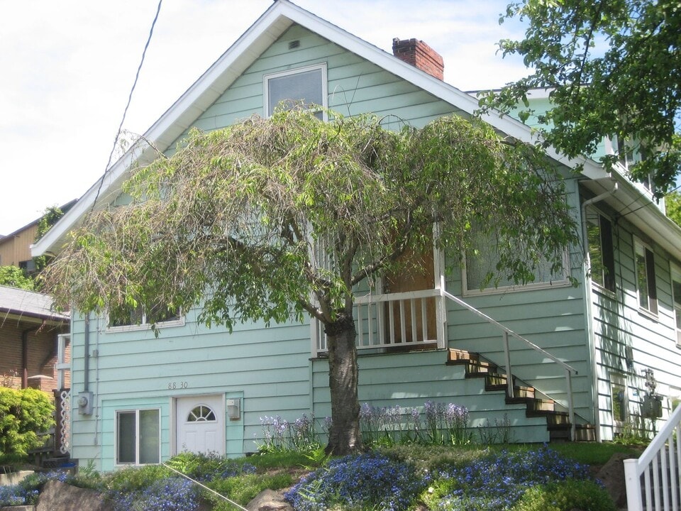 8830 1st Ave NE in Seattle, WA - Building Photo