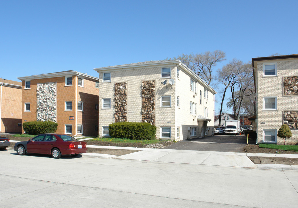 8630 Fullerton Ave in River Grove, IL - Building Photo