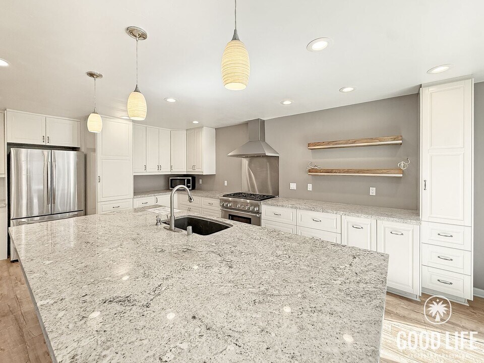 1520 Via Dorado in San Marcos, CA - Building Photo