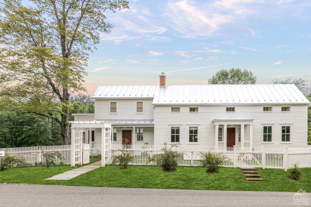 404 Dranbauer Rd in Elizaville, NY - Building Photo