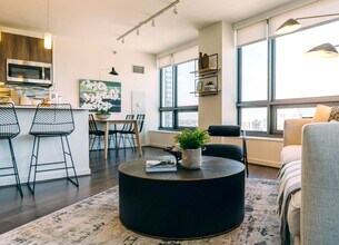 353 W Hubbard St, Unit 1003 in Chicago, IL - Foto de edificio - Building Photo