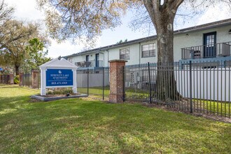 Serenity Lake Apartments in Tampa, FL - Foto de edificio - Building Photo