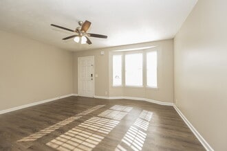 1318 Lyndsey Ridge Dr in La Vergne, TN - Foto de edificio - Building Photo