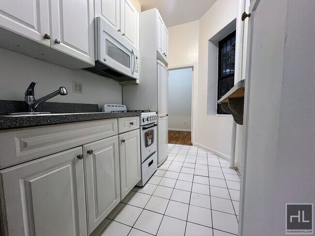 711-712 2nd Ave in New York, NY - Building Photo - Building Photo