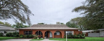1069 Southdale Rd in Ft. Myers, FL - Building Photo