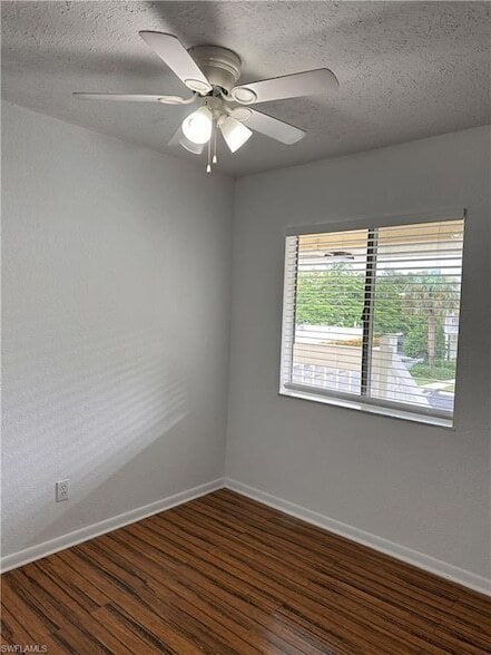 4629 Bayshore Dr in Naples, FL - Foto de edificio - Building Photo