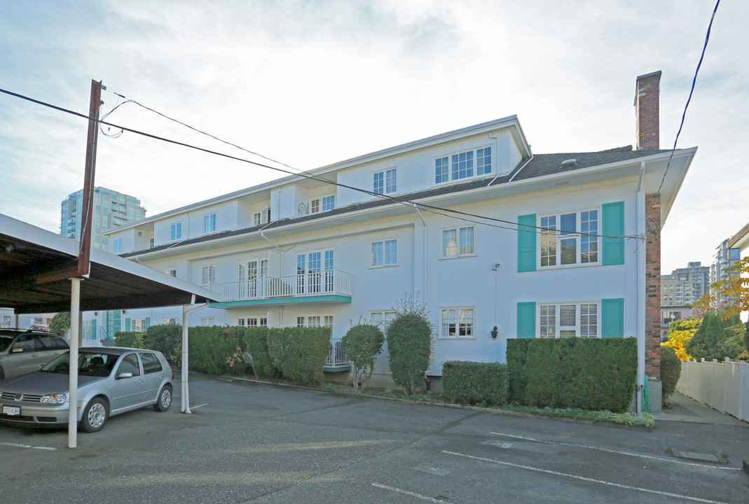 The Old Colony in North Vancouver, BC - Building Photo