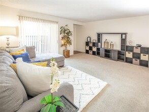 Courtyard at Central Park Apartments in Fresno, CA - Building Photo - Building Photo